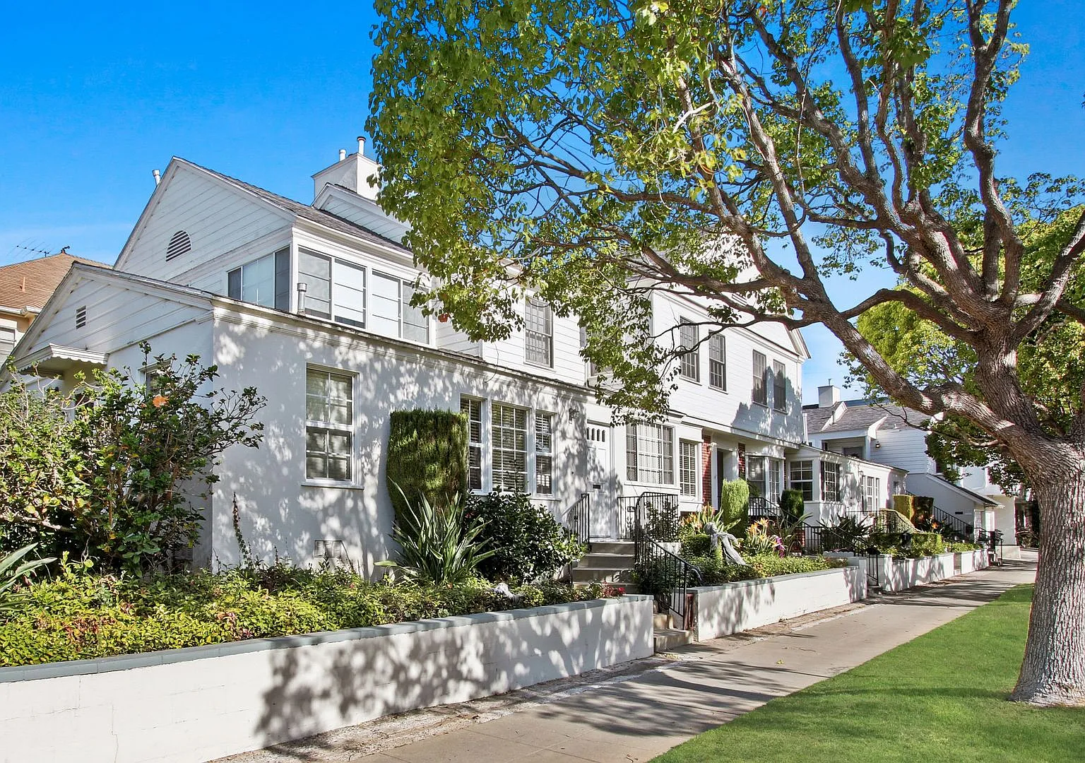 1201 Washington Ave - architectural building North of Wilshire in Santa Monica! — Photo 4