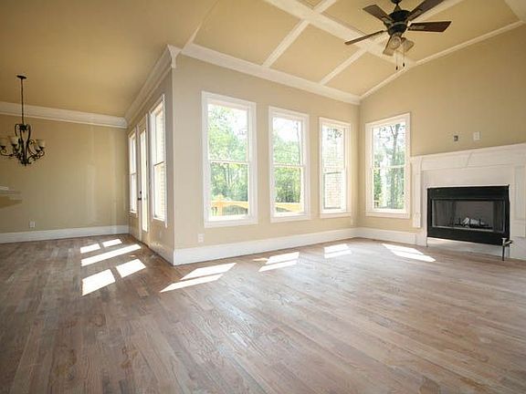 Breakfast area and Keepeing Room are Large and have their own Deck 