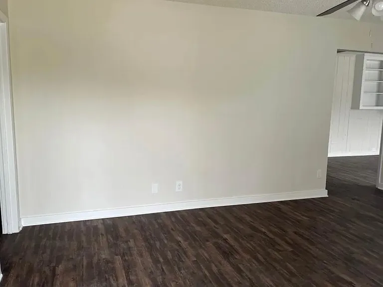 914 SW Dallas St — Photo 2