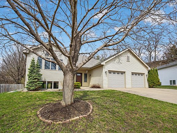 4th image of 530 Cedar Ct NE
