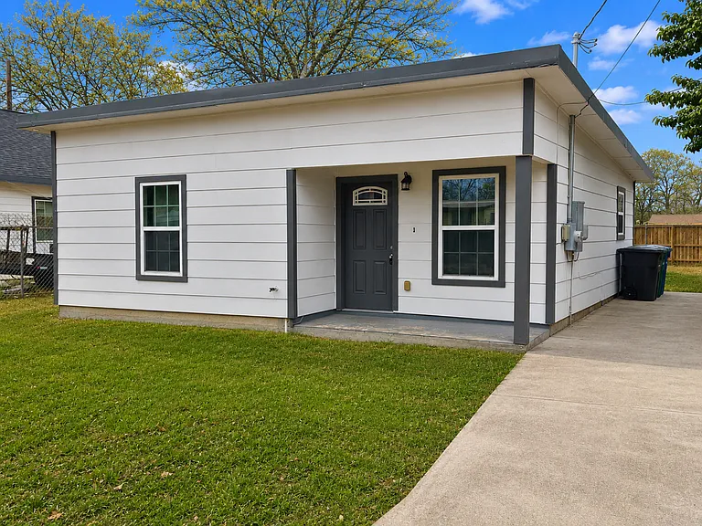 455 Lincolnshire Dr — Photo 3