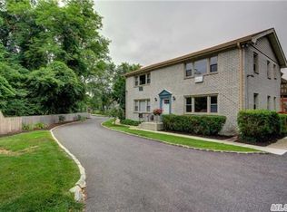 135 Cardinal Ln APT 1B, Islip, NY 11751
