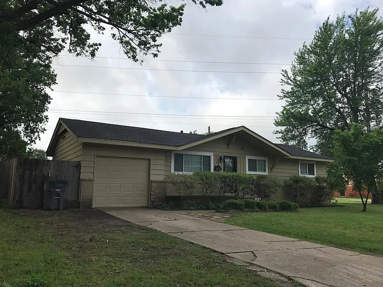 2544 W Fairview St — Photo 1