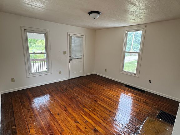 2nd image of 1096 Benjamin Ave