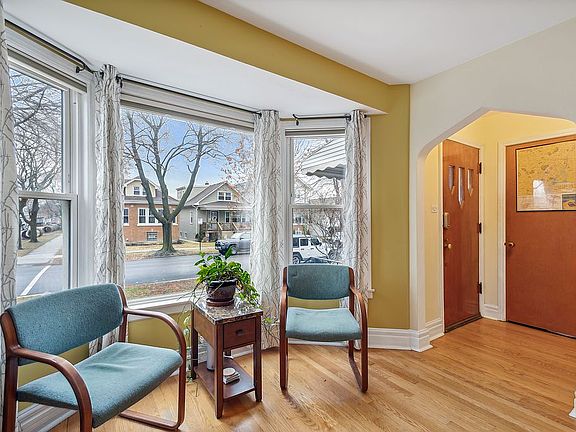 2nd image of 4859 W Ainslie St