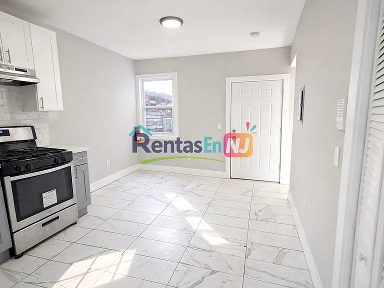 494 S 18th St #3D — Photo 2