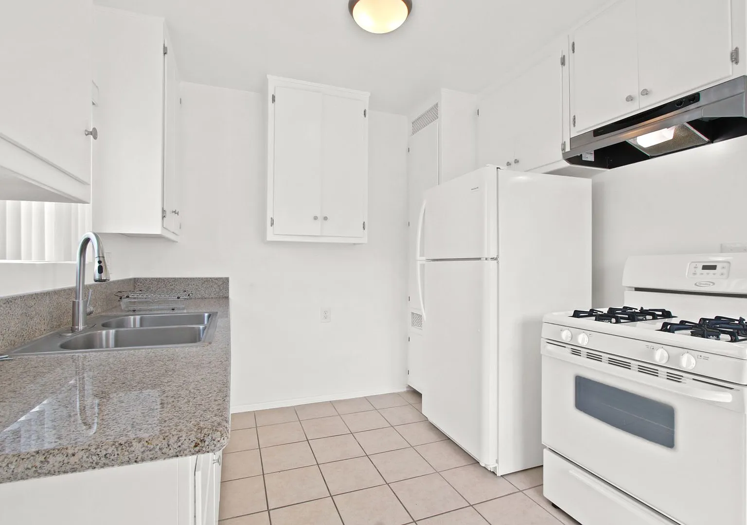 1531 Harvard St in Santa Monica - steps to Water Garden and SM Blvd! — Photo 4