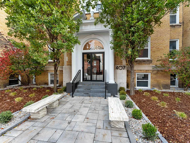 407 Elgin St — Photo 2