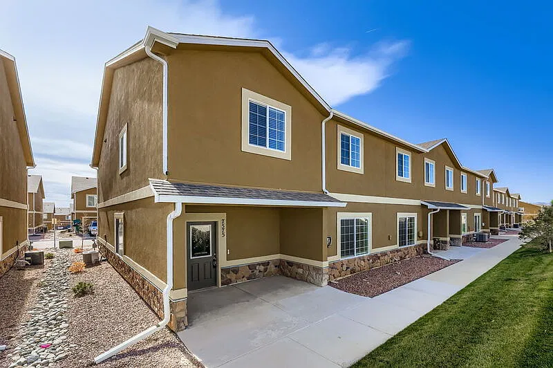 3 bed, 2.5 bath, 2011 sqft, $2,100 — Photo 1