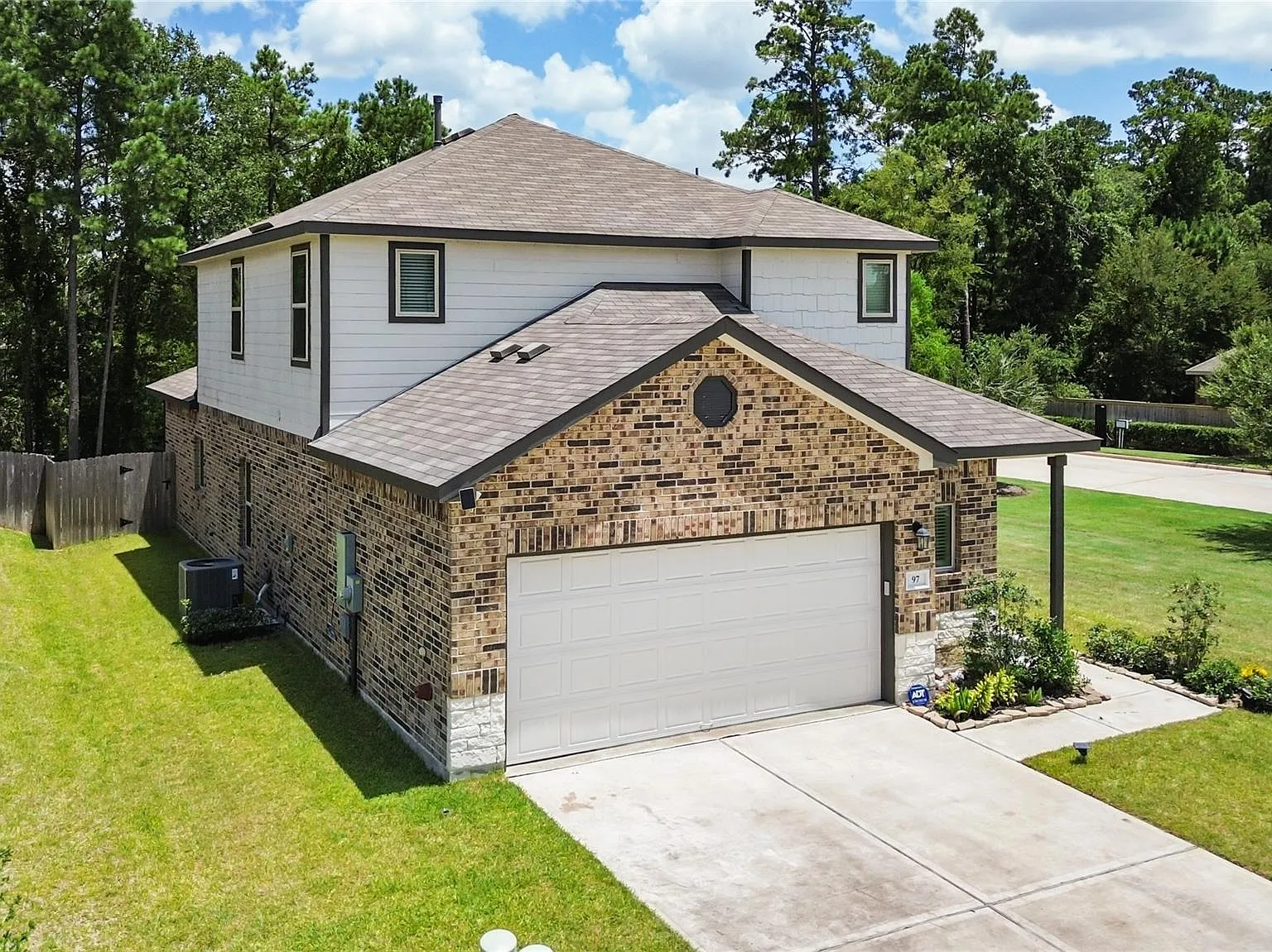 4 bed, 3.0 bath, 2430 sqft, $2,300 — Photo 2