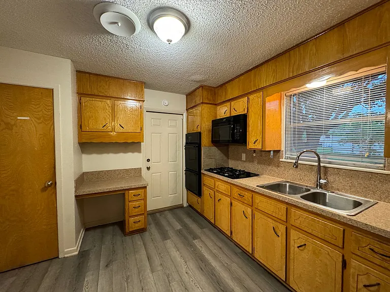 605 Bellaire Dr — Photo 15