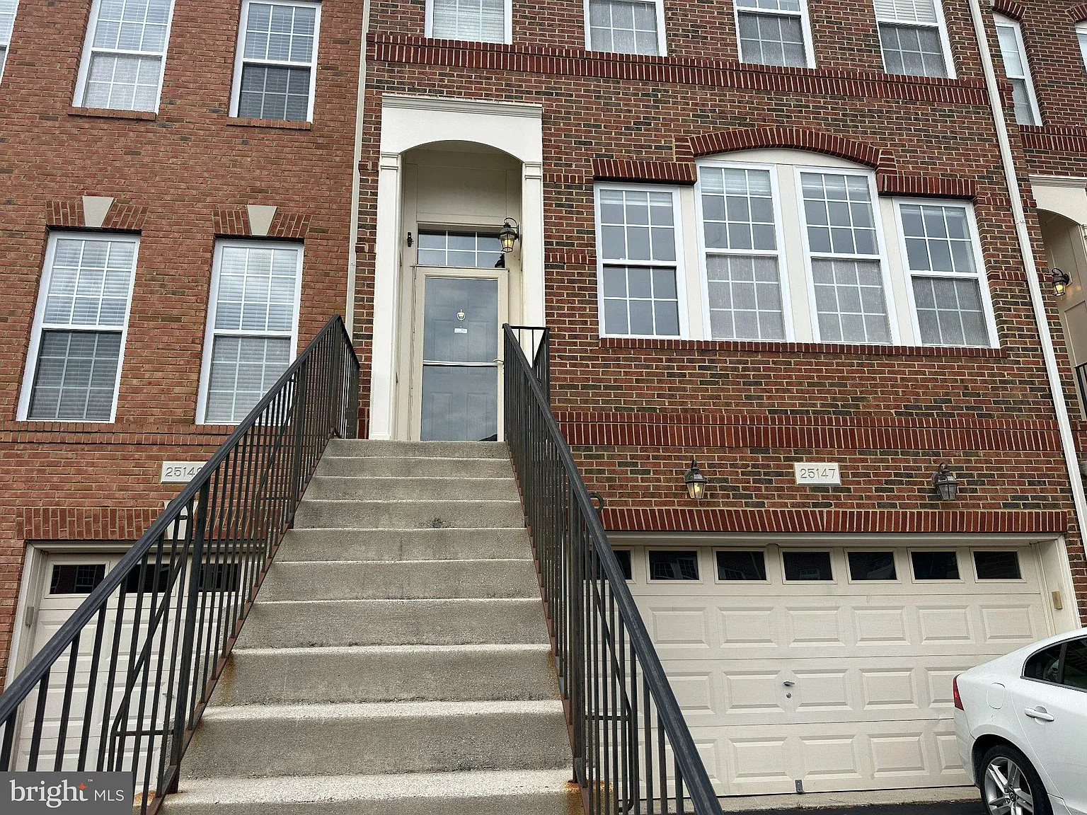 3 bed, 3.5 bath, 2510 sqft, $3,200 — Photo 3