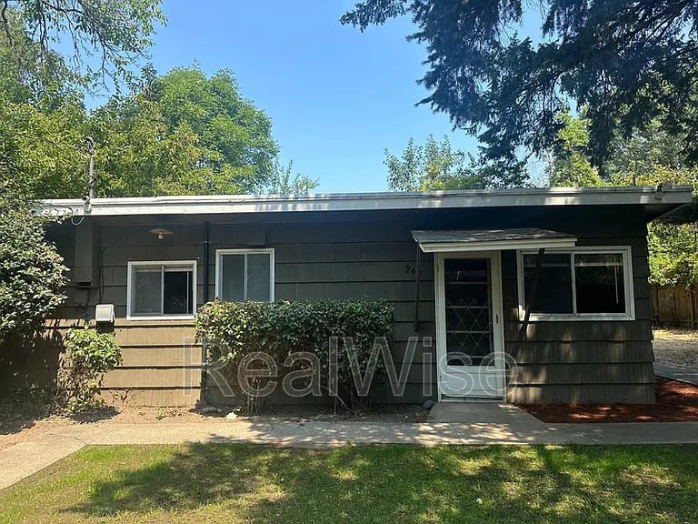 940 SE North St — Photo 1