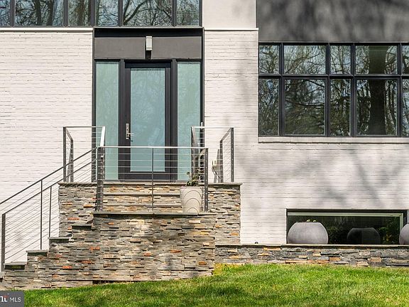 3rd image of 6016 Chesterbrook Rd