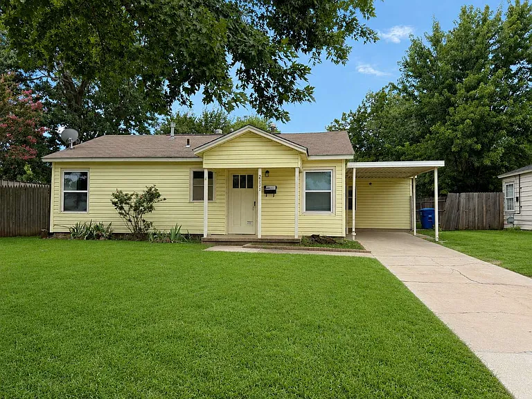 2111 Pearson Dr — Photo 1