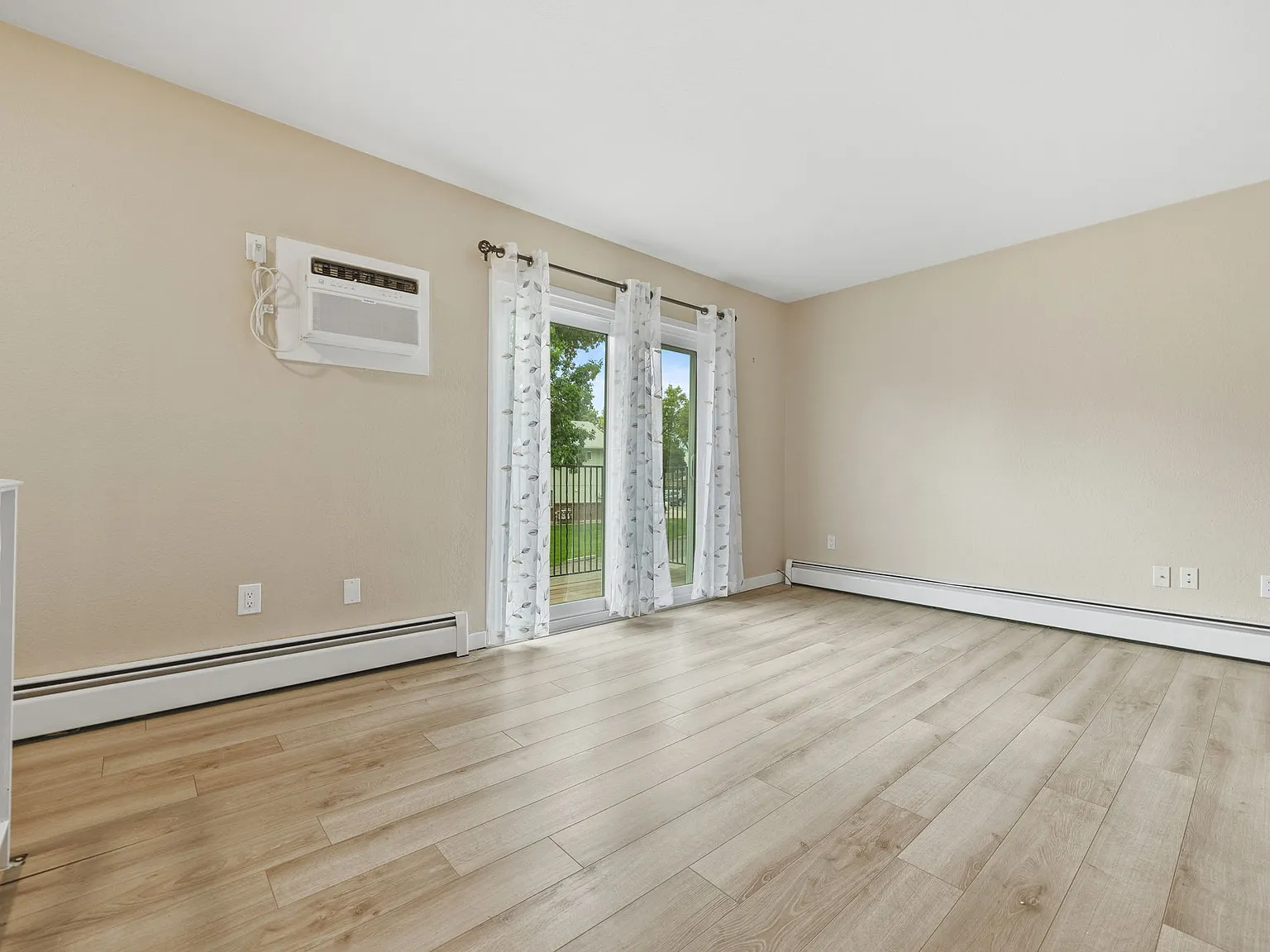 2 bed, 946 sqft, $2,049 — Photo 4