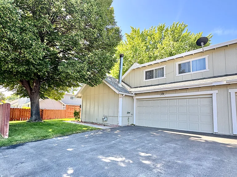 1601 London Cir — Photo 2
