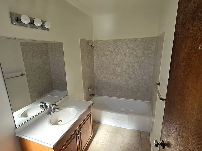 302-306 1/2 E Navilla Pl — Photo 9
