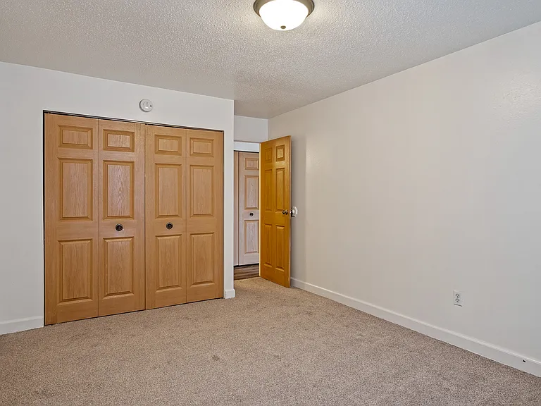 Crossroads Apartments — Photo 11