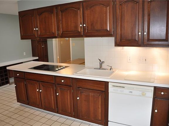 4th image of 42 Woodbury Dr