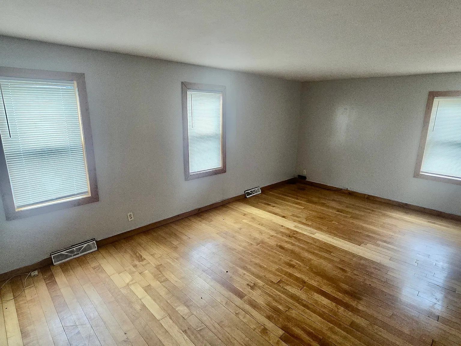 3 bed, 1144 sqft, $1,900 — Photo 3