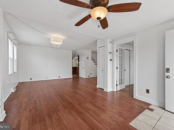 4th image of 152 E 7th St