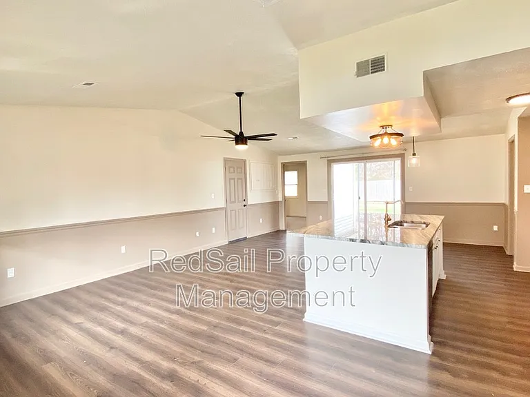 725 Chatsworth Dr — Photo 3