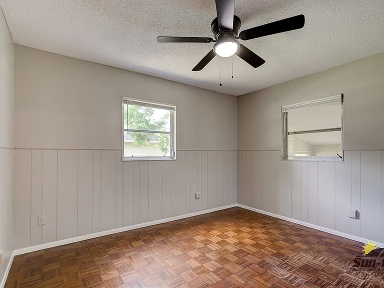 907 Hamilton St — Photo 18