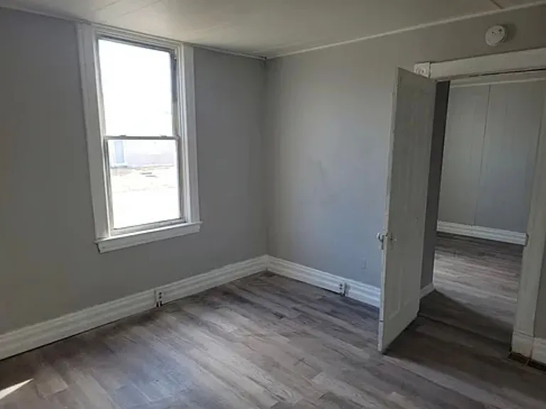 1709 & 1711 Edison Ave — Photo 10