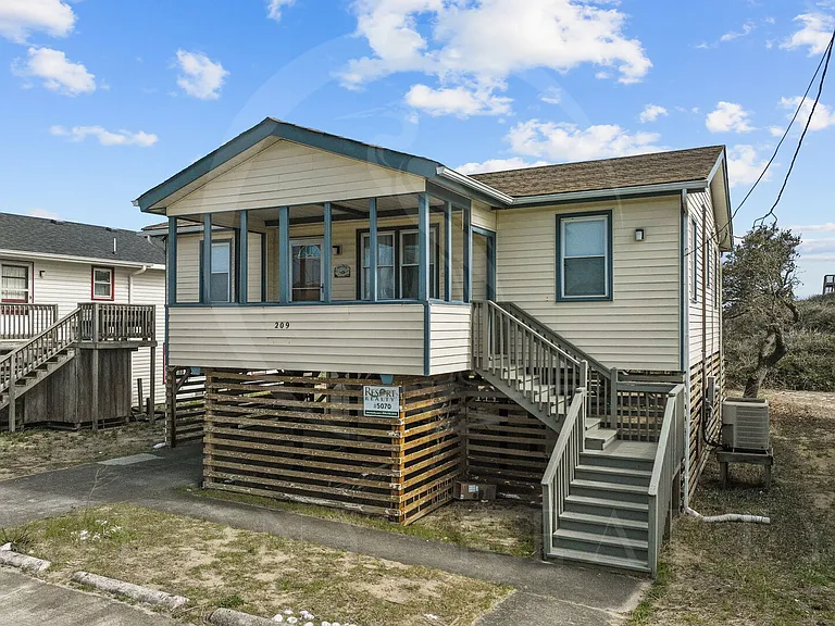 209 E Walker St — Photo 2