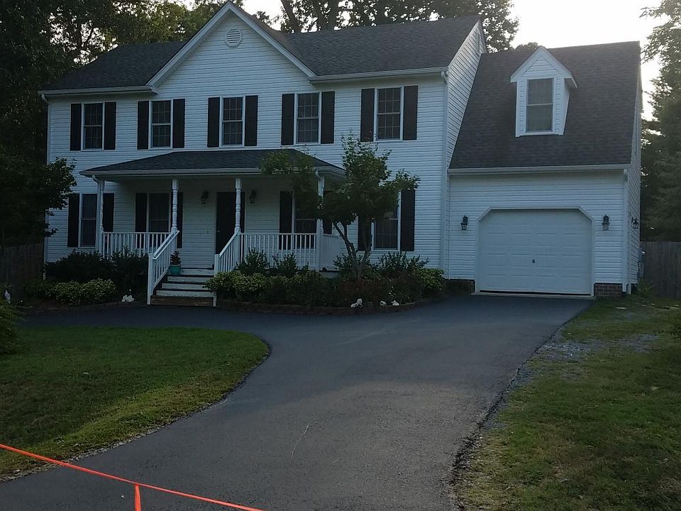 Front of house. Recently sprayed driveway.