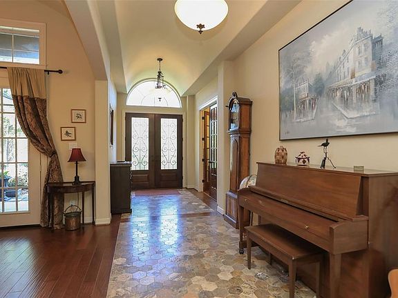 Another view of the entry. The French doors lead to a sitting area off the diing room.