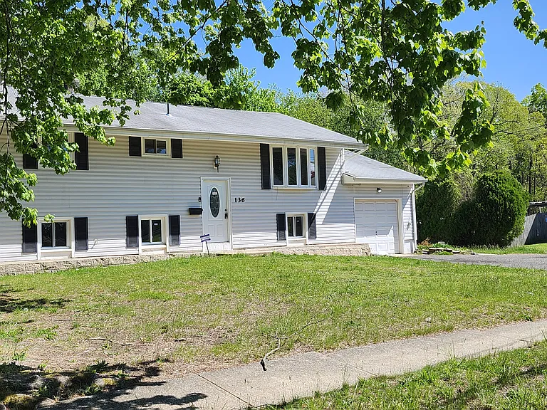 136 Newbury Rd — Photo 2