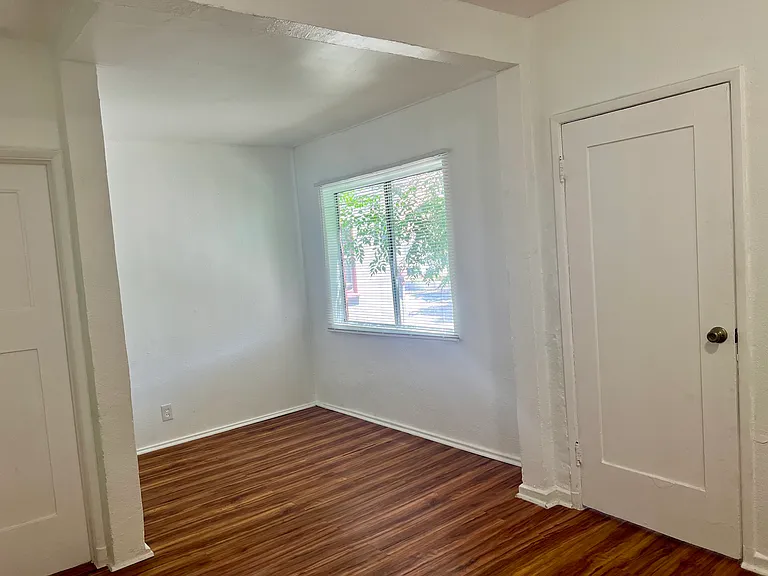 264 S Coronado St #B — Photo 8