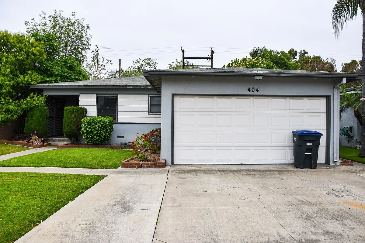 Building Photo - 404 E Everett Pl