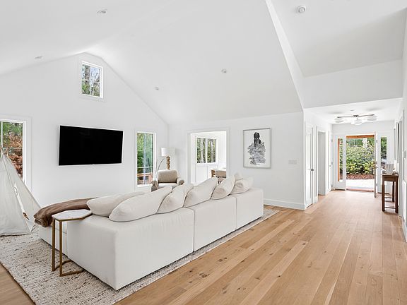 5th image of 26 Springwood Way