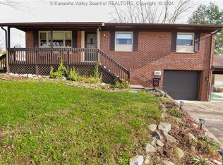 202 Valley View Dr, Hurricane, WV 25526