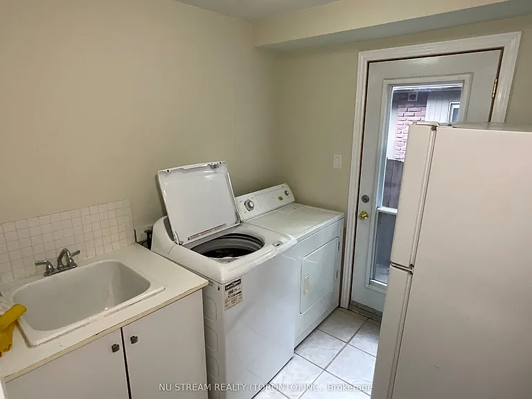 45 Emmeloord Cres — Photo 12
