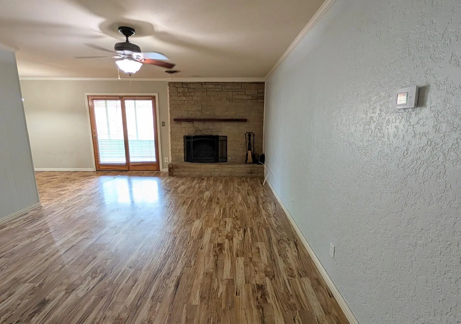 4 bed, 2.5 bath, 2026 sqft, $2,250 — Photo 4