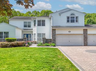 8 Wisteria Ln, Lake Grove, NY 11755