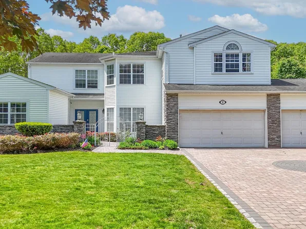 8 Wisteria Lane, Lake Grove, NY 11755