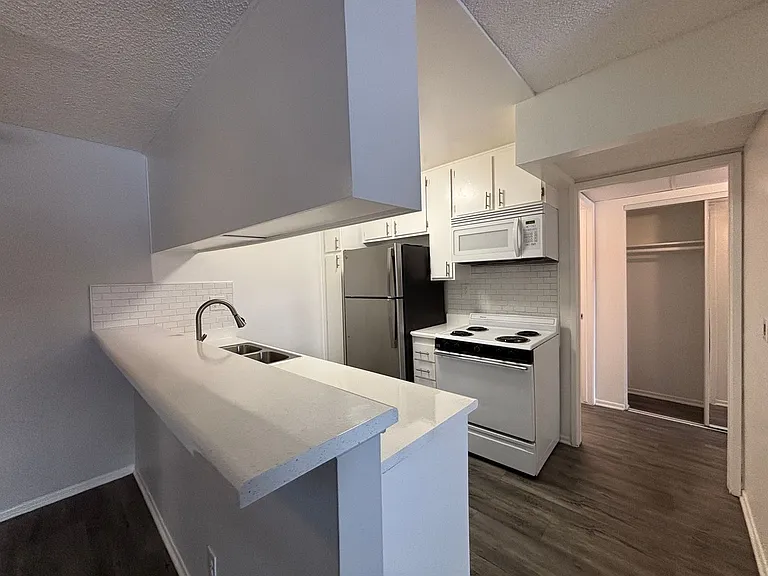 951 S. Oxford Ave. — Photo 30
