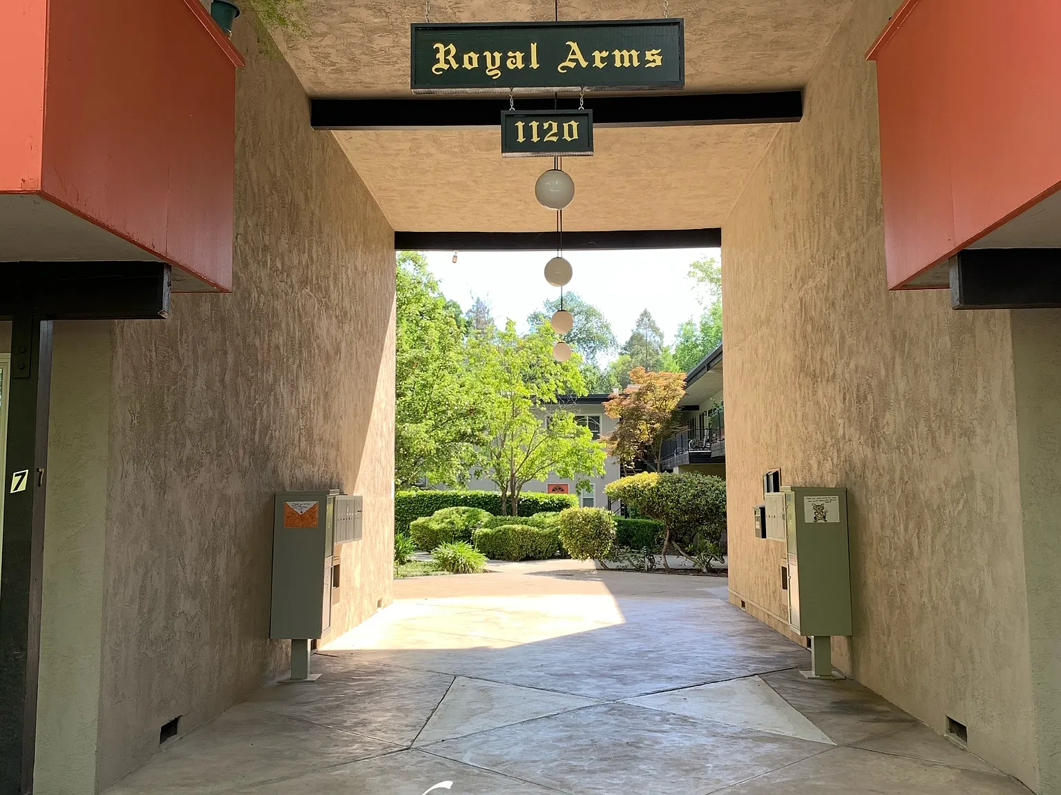 Royal Arms- 1120 Esplanade - 11 — Photo 2