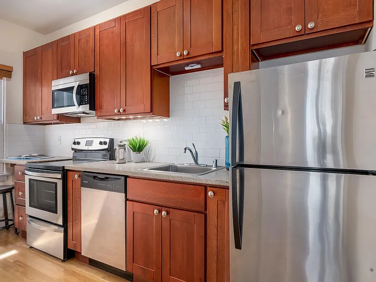 2124 P St #5 — Photo 15