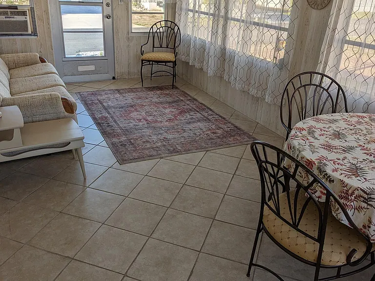 205 Mantua Dr — Photo 2