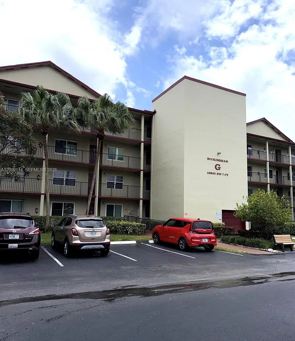 Buckingham At Century Vil — Photo 1