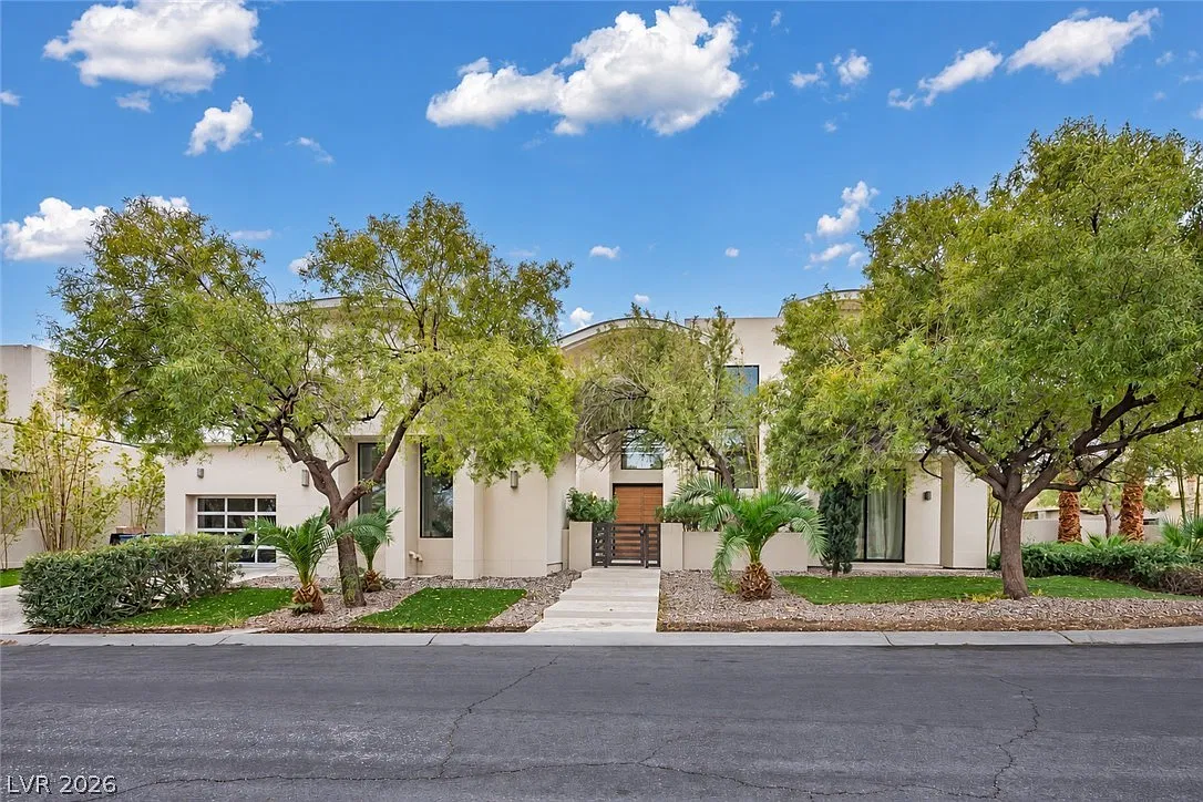 5 bed, 5.5 bath, 7022 sqft, $10,000 — Photo 1