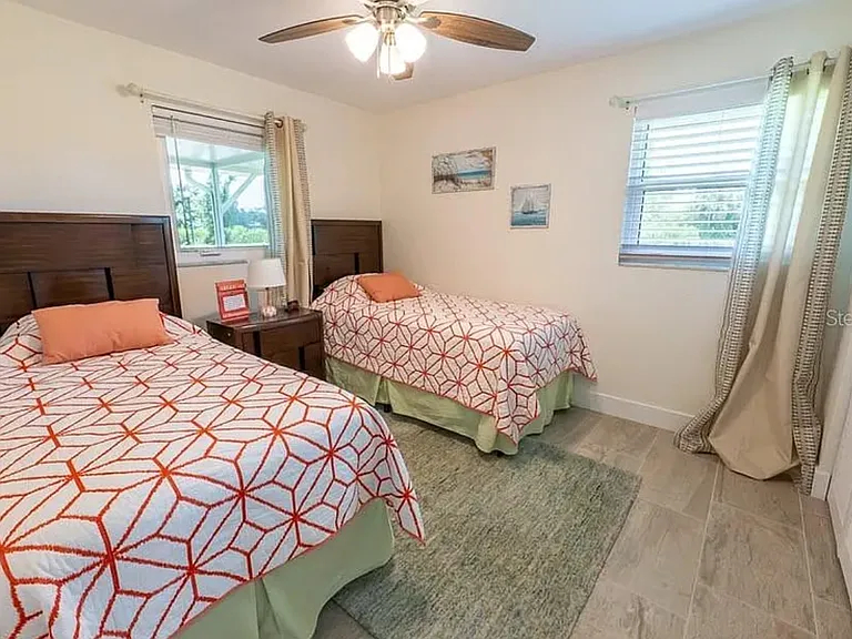 405 W Charlotte Ave — Photo 2