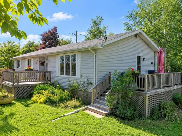 86 Queen St, Baddeck, NS B0E 1B0