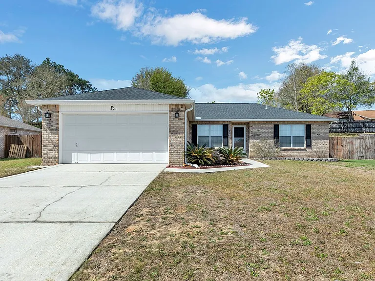 221 Trish Dr — Photo 1